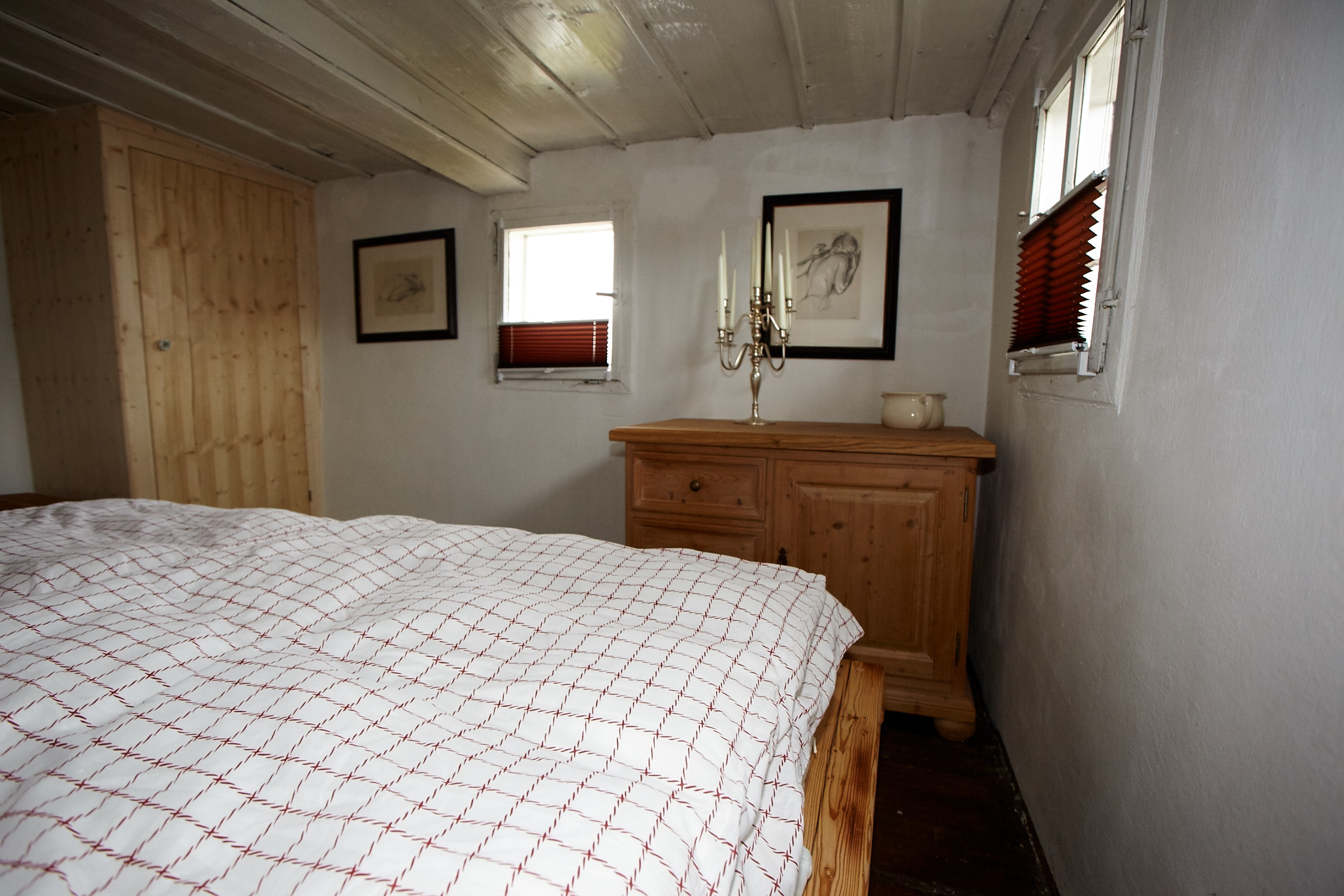 Zwei Schlafzimmer mit je einem Doppelbett befinden sich im Ferienhaus.